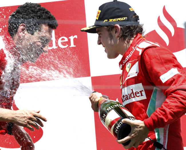 Fernando Alonso (right) celebrates his win with engineer Andrea Stella on Sunday. (AP-Yonhap News)