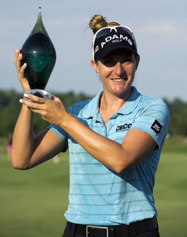 Brittany Lang poses with the winner’s trophy.(AP-Yonhap News)