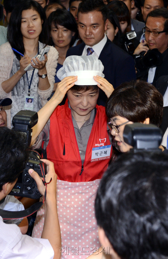 박근혜 새누리당 전비대위원장이 22일 노원구 서울시립북부장애인종합복지관에서 열린 비례대표 국회의원 모임 '약지21'의 현장방문 행사에 참석해 배식봉사를 하기 위해 위생모를 쓰고 있다./ 안훈기자 rosedale@ 2012.06.22