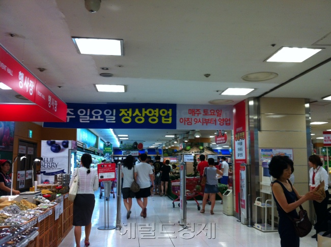 부랴부랴 문 열자 물밀듯한 인파…일요일 정상영업 대형마트 가보니