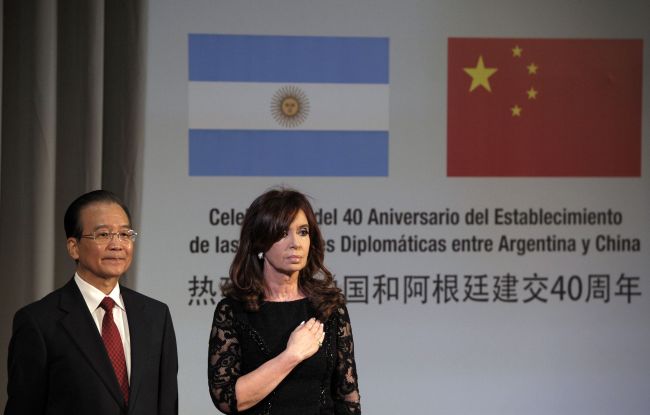 China’s Prime Minister Wen Jiabao (left) and Argentine President Cristina Fernandez de Kirchner listen to their national anthems during a ceremony for the 40th anniversary of diplomatic relations between the countries at the Government Palace in Buenos Aires on Sunday.  (AFP-Yonhap News)
