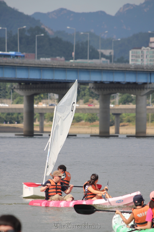 German executive Thomas Geyer of Vector Korea IT regularly enjoys weekend sporting activities, such as kayaking, with his family in Seoul.