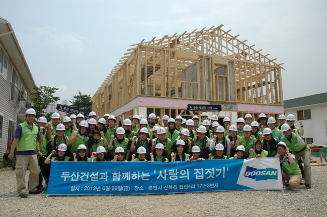 (생) 두산건설, 불볕 더위 속 사랑의 집짓기 활동 펼쳐