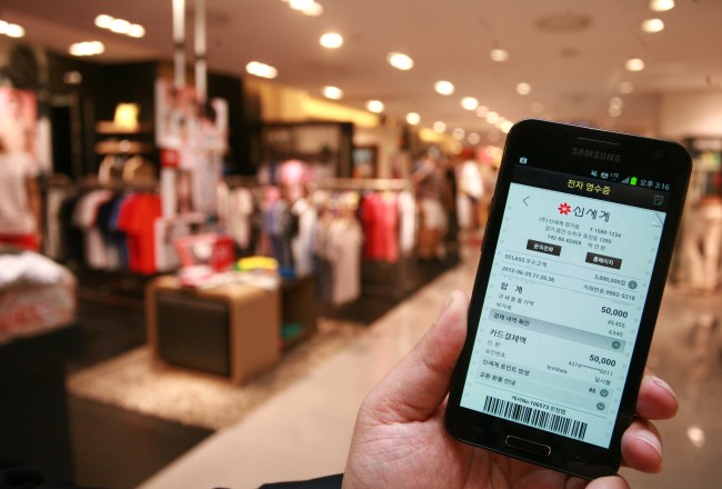 신세계百, 유통업체 최초 전자지갑 ‘S-wallet’ 출시