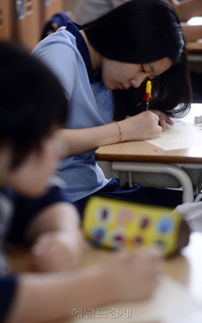전국적으로 일제고사가 치뤄지는 가운데 26일 오전 서울 창덕여중 학생들이 시험문제를 신중히 살펴보고 있다. 박해묵 기자/mook@heraldm.cm
전국적으로 일제고사가 치뤄지는 가운데 26일 오전 서울 창덕여중 학생들이 시험문제를 신중히 살펴보고 있다. 박해묵 기자/mook@heraldm.cm