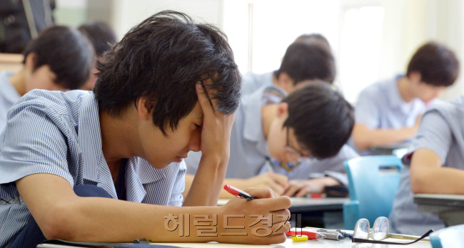 '국가수준 학업성취도 평가'(일제고사)가 26일  전국의 초등6·중학3·고등2학년 학생들을 대상으로 일제히 실시 된 가운데 서울 종로구 청운중학교에서 학생들이 시험을 치루고 있다.<br />김명섭 기자 msiron@