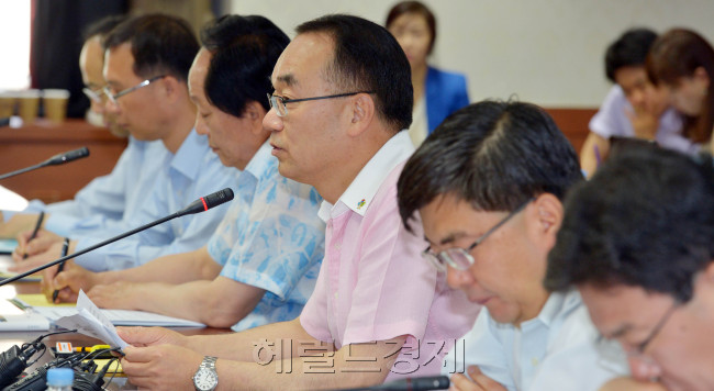 26일 서울 세종로 정부 중앙청사에서 열린 위기관리대책회의에서 박재완 기획재정부장관이 회의를 주재하고 있다.<br />김명섭 기자 msiron@
26일 서울 세종로 정부 중앙청사에서 열린 위기관리대책회의에서 박재완 기획재정부장관이 회의를 주재하고 있다.
김명섭 기자 msiron@
26일 서울 세종로 정부중앙청사에서 열린 위기관리대책회의에서 박재완 기획재정부 장관이 회의를 주재하고 있다. 김명섭 기자/msiron@