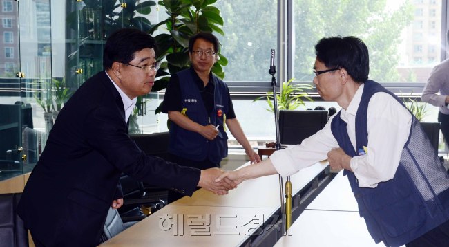 신동규 NH농협금융지주 회장이 26일   허권 농협노조위원장과 악수를 나누고 있다.   박해묵 기자/mook@heraldm.com
신동규 NH농협금융지주 회장이 26일   허권 농협노조위원장과 악수를 나누고 있다.   박해묵 기자/mook@heraldm.com