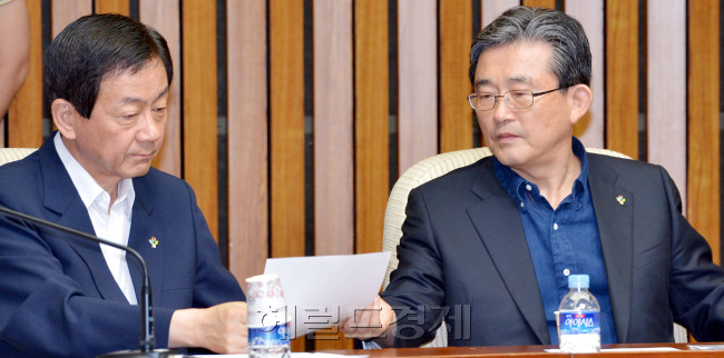 새누리당 이한구 원내대표는 26일 국회에서 대책회의를 열어 국회개원가능성을 타진하고 있다. 박현구 기자phko@Heraldm.com 2012,06.26
경선룰을 둘러싸고 잡음이 끊이지 않고 있는 가운데, 이한구 새누리당 원내대표가 26일 열린 원내대책회의에서 진영 정책위의장과 국회공전에 따른 사법부 공백사태에 대해 의견을 나누고 있다.  박현구 기자/phko@Heraldm.com