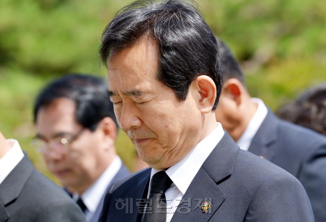 정세균 민주통합당 상임고문이  26일 오후 2시 서울 종로구 광장시장에서 출마 선언식을 열고 기자회견을 갖기에 앞서 동작동 국립묘지를 참배하고 있다. 박현구 기자phko@heraldm.com 2012.06.26
정세균 민주통합당 상임고문이 26일 오전 대선 출마에 앞서 국립묘지를 참배하고 있다. 정 고문은 이날 오후 종로 광장시장에서 ‘경제대통령’을 전면에 내세워 당내 대선주자와의 차별화에 나선다.  박현구 기자/phko@heraldm.com