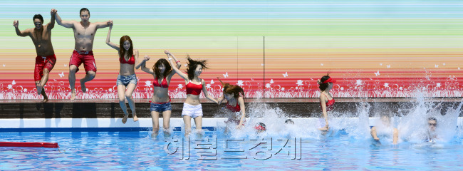 26일 서울 광장동 쉐라톤 그랜드 워커힐 호텔 야외수영장 리버파크 성인풀에서 캘리포니아 해변풍 콘셉트로 새 단장한 워커힐 야외수영장 리버파크 시즌 오픈 및 수중 풀 바(Pool Bar) 신설을 기념해 안전 구조대 복장을 한 모델들이 물놀이를 즐기며 포즈를 취하고 있다. 박해묵 기자/mook@heraldm.com
26일 서울 광장동 쉐라톤 그랜드 워커힐 호텔 야외수영장 리버파크 성인풀에서 캘리포니아 해변풍 콘셉트로 새 단장한 워커힐 야외수영장 리버파크 시즌 오픈 및 수중 풀 바(Pool Bar) 신설을 기념해 안전 구조대 복장을 한 모델들이 물놀이를 즐기며 포즈를 취하고 있다. 박해묵 기자/mook@heraldm.com