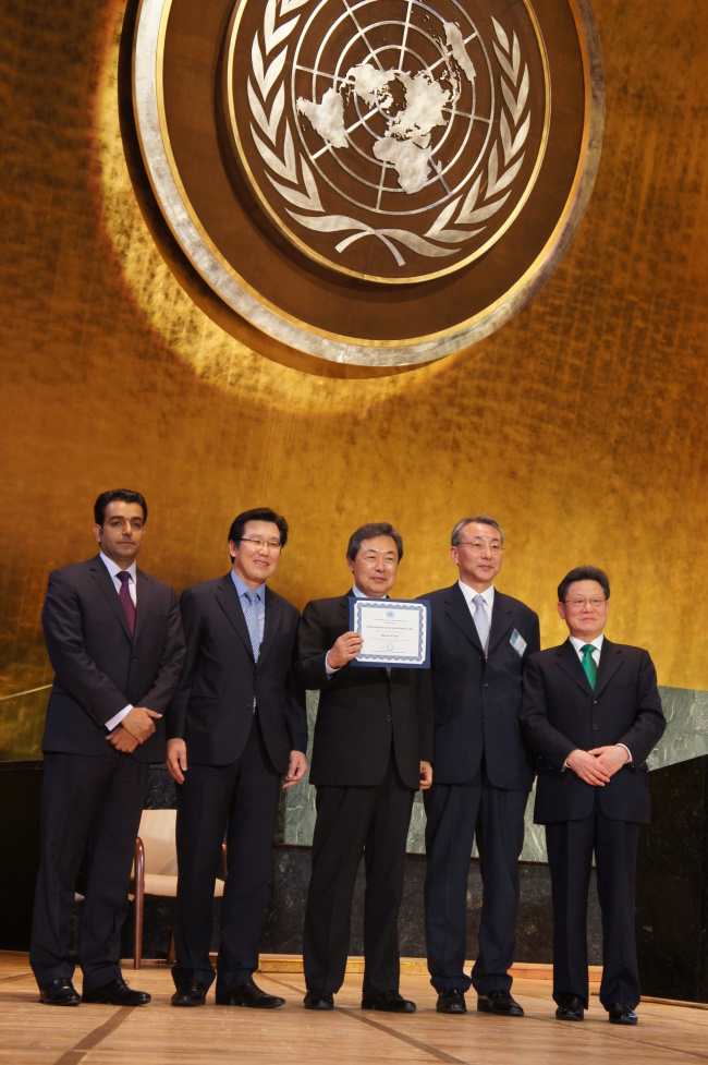 Public Administration and Security Minister Maeng Hyung-kyu (center) poses with other officials after receiving an award for the Korean government’s office automation system from Mutlak Al-Qahtani (left), chef de cabinet of the President of the United Nations’ General Assembly on Monday, U.N. Public Service Day. Korea’s Anti-Corruption and Civil Rights Commission and the Ministry of Gender Equality and Family also received U.N. awards.   (MOPAS)