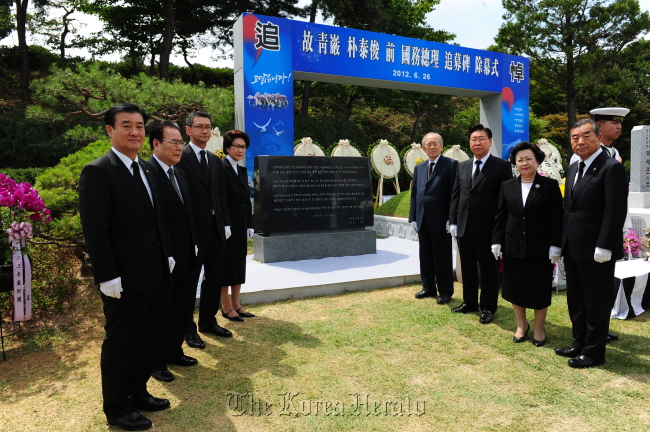 POSCO CEO Chung Joon-yang (third from right), Presidential Council on Nation Branding president Lee Bae-yong (second from right) and others attend an unveiling ceremony for a monument to pay tribute to the late POSCO founder Park Tae-joon at the National Cemetery in Seoul on Tuesday.  (POSCO)