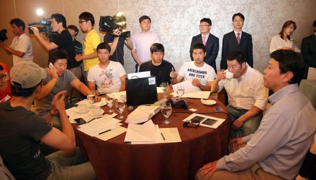 Pro baseball players discuss (existing) clubs’ indefinite postponement of the creation of a 10th team on Monday. (Yonhap News)