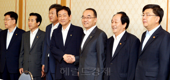 새누리당 진영 정책위의장 등 정책위의원들과 박재완 기획재정부 장관 등 경제장관들이 27일 국회에서 열린 2012년도 하반기 경제정책방향 당정협의회에서 인사하고 있다.박현구 기자phko@heraldm.com 2012.06.27
새누리당 진영 정책위의장 등 정책위의원들과 박재완 기획재정부 장관 등 경제장관들이 27일 국회에서 열린 2012년도 하반기 경제정책방향 당정협의회에서 인사하고 있다.박현구 기자phko@heraldm.com 2012.06.27