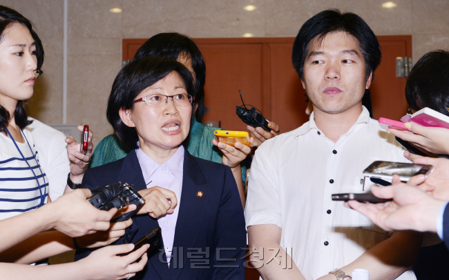 통합진보당 구당권파 김미희 의원(왼족)과 윤태영 진상조사위원이 26일 오후 국회에서 "2차 진상조사 보고서는 무효" 라는 기자회견을 하고 있다. 박현구 기자phko@heraldm.com 2012.06.26
통합진보당 구당권파 김미희 의원(왼족)과 윤태영 진상조사위원이 26일 오후 국회에서 "2차 진상조사 보고서는 무효" 라는 기자회견을 하고 있다. 박현구 기자phko@heraldm.com 2012.06.26
통합진보당 구당권파 김미희(왼쪽) 의원과 윤태영 진상조사위원이 26일 오후 국회에서 “2차 진상조사 보고서는 무효”라는 기자회견을 하고 있다.  박현구 기자/phko@heraldm.com