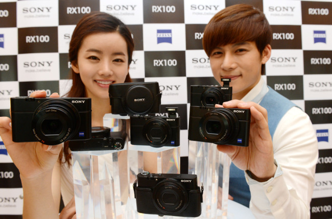 Two models showcase Sony's new high-end campact named "RX100" at an event in downtown Seoul on Tuesday. (Ahn Hoon/The Korea Herald)