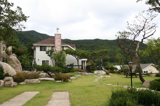▲용희사진추가[박인호의 전원별곡] 제4부 자연과 사람 ⑥전원주택 개척자 이광훈 “땅 욕심은 절반으로 낮추고 집 눈높이는 두 배로 올려야”