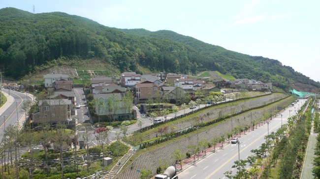 ▲용희사진추가[박인호의 전원별곡] 제4부 자연과 사람 ⑥전원주택 개척자 이광훈 “땅 욕심은 절반으로 낮추고 집 눈높이는 두 배로 올려야”