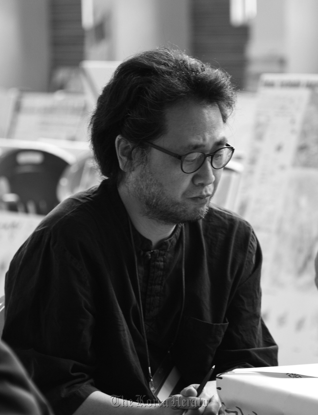 Lee Ki-ok
Lee Ki-ok founded Phillip Architects in 1999. He received a BAE and MA from Korea University. He is an adjunct professor in the department of architecture, ChungAng University. He was also a master coordinator for Docomomo Korea competition, and a director of PA Studio.
Most recently, he won the Architecture of the Year “Best 7” Award from Kia in 2011 with Jino Haus.