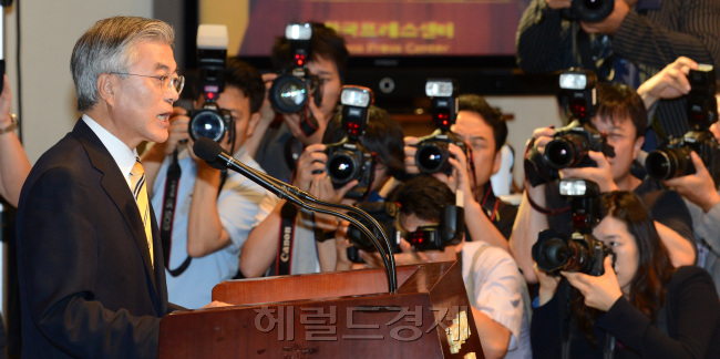 27일 오전 서울 프레스센터 국제회의장에서 문재인 민주통합당 대선 예비후보 초청 관훈토론회가 열리고 있다./ 안훈기자 rosedale@ 2012.06.27
27일 오전 서울 프레스센터 국제회의장에서 문재인 민주통합당 대선 예비후보 초청 관훈토론회가 열리고 있다./ 안훈기자 rosedale@ 2012.06.27
27일 오전 서울 프레스센터 국제회의장에서 문재인 민주통합당 대선 예비후보 초청 관훈토론회가 열리고 있다. 이날 문 고문은 “우리 대한민국은 이제 비교 불가능할 정도로 북한에 비해 우월해졌다”며 종북주의자가 사회 안전에 큰 위협이 되지 않을 것이라고 말했다. 안훈 기자/rosedale@