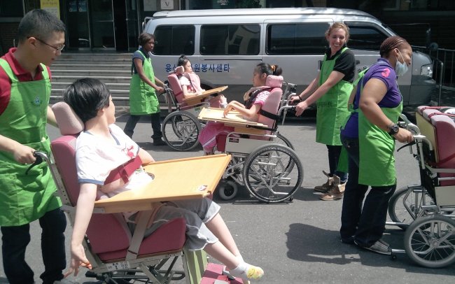 <포토뉴스> 미군 봉사단, 장애인들과 함께