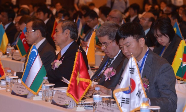 Participants listen to a speech during the 2nd Asian Forum of Legislative Information Affairs at KINTEX in Goyang, Gyeonggi Province,  Wednesday. (Story on Page 2)  (Lee Sang-sub/The Korea Herald)