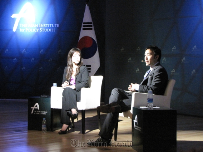 NK DIVIDED FAMILIES 3 cols color
“Divided Families” director Eugene Chung and producer Baek Ji-eun  talk to an audience at the screening of the documentary at the Asan Institute in Seoul on Friday.  Kirsty Taylor
“Divided Families” director Eugene Chung (right) and producer Baek Ji-eun  talk to an audience at the screening of the documentary at the Asan Institute in Seoul on Friday.
Kirsty Taylor/The Korea Herald