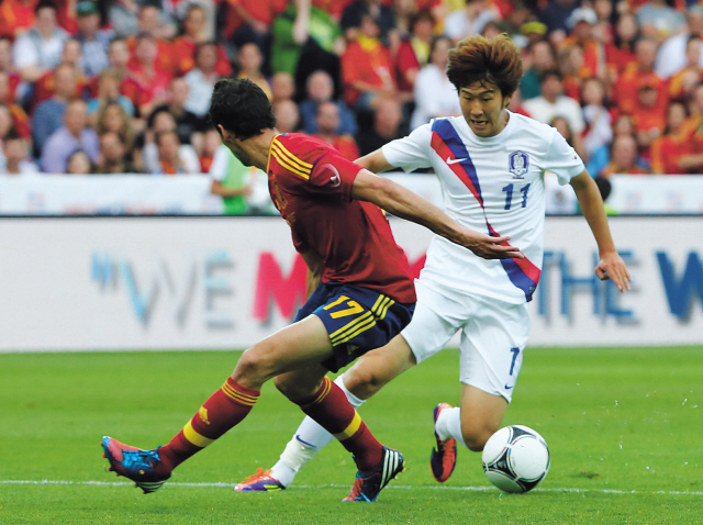 Son Heung-min (right) threads Spain’s defense during the
friendly match between South Korea and Spain at the Swiss
Stadium in Bern, Switzerland, May 31. (Yonhap News)