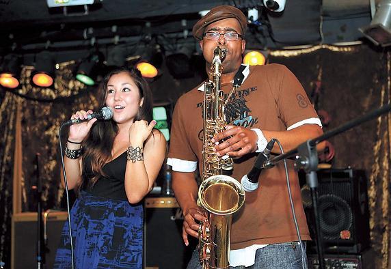 Abby Krause and Kevin Lowther perform as part of the band 20 Minutes at Club Freebird in Hongdae during the CLASH 2.0 event on Saturday. (Dennis KH Kim)