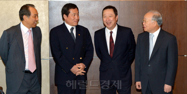 28일 오전 서울 중구 소공동 롯데호텔에서 열린 서울상공회의소회장단 회의에서 손경식회장 등 참석자들이 환담을 나누고 있다.<br />김명섭 기자 msiron@
28일 오전 서울 중구 소공동 롯데호텔에서 열린 서울상공회의소회장단 회의에서 손경식회장 등 참석자들이 환담을 나누고 있다.
김명섭 기자 msiron@
28일 오전 서울 중구 소공동 롯데호텔에서 열린 서울상공회의소회장단 회의에서 손경식회장 등 참석자들이 환담을 나누고 있다.
김명섭 기자 msiron@