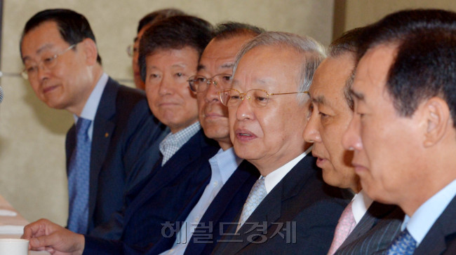 28일 오전 서울 중구 소공동 롯데호텔에서 열린 서울상공회의소회장단 회의에서 손경식 회장이 모두발언을 하고 있다.<br />김명섭 기자 msiron@
28일 오전 서울 중구 소공동 롯데호텔에서 열린 서울상공회의소회장단 회의에서 손경식 회장이 모두발언을 하고 있다.
김명섭 기자 msiron@
28일 오전 서울 중구 소공동 롯데호텔에서 열린 서울상공회의소회장단 회의에서 손경식 회장이 모두발언을 하고 있다.
김명섭 기자 msiron@
서울 소공동 롯데호텔에서 열린 서울상의 회장단 회의에서 손경식 회장이 심각한 표정으로 모두발언을 하고 있다. 서울상의는 이날 정치권의 무차별 기업규제 움직임과 노동계의 파업에 깊은 우려를 표시했다.   김명섭 기자/msiron@heraldm.com
