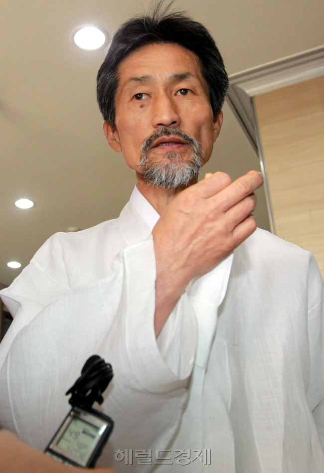 통합진보당은 27일 지도부 선출을 위한 인터넷 투표가 서버 장애로 중단된 데 대해 기술적 문제를 해결한 뒤 재투표를 실시하는 방안을 검토 중이다.신당권파의 강기갑 혁신비대위원장이 27일 오후 대방동 통합진보당사에서 열린 비대위와 선관위, 각 선거대책본부 관계자 간담회를 마친  당사를 떠나며 기자들의 질문에 답하고 있다. 있다..박현구 기자phko@heraldm.com 2012.06.27