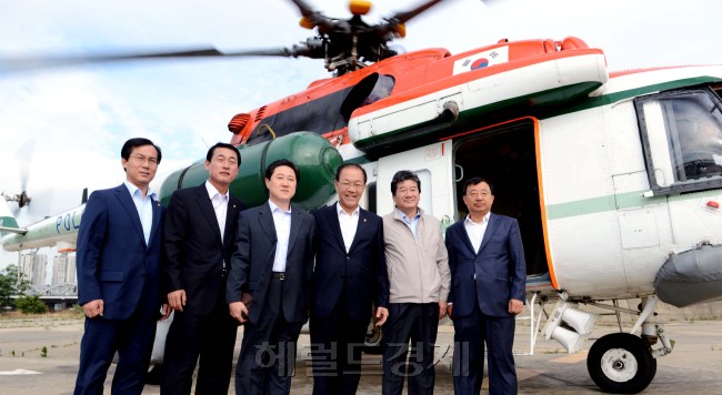 국회 비우고 독도 방문-새누리당 황우여 대표와 당직자들이 28일 오전 독도를 방문하기 위해 서울 한강 중지도에서 헬기에 오르고 있다. 박현구 기자phko@heraldm.com 2012.06.28
국회 비우고 독도 방문-새누리당 황우여 대표와 당직자들이 28일 오전 독도를 방문하기 위해 서울 한강 중지도에서 헬기에 오르고 있다. 박현구 기자phko@heraldm.com 2012.06.28
황우여 대표 등 새누리당 지도부가 일제히 28일 ‘호국보훈의 달’을 맞아 독도를 방문하기 위해 한강 중지도에서 헬기에 오르고 있다. 한ㆍ일 군사협정 꼼수 처리로 정국이 시끄러운 데다 국회는 한 달째 문도 열지 못하고 있다. 새누리당 지도부는 본업이 뭔지 헷갈리는 모양이다.
박현구 기자/phko@heraldm.com