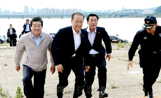 국회 비우고 독도 방문-새누리당 황우여 대표와 당직자들이 28일 오전 독도를 방문하기 위해 서울 한강 중지도에서 헬기에 오르고 있다. 박현구 기자phko@heraldm.com 2012.06.28
국회 비우고 독도 방문-새누리당 황우여 대표와 당직자들이 28일 오전 독도를 방문하기 위해 서울 한강 중지도에서 헬기에 오르고 있다. 박현구 기자phko@heraldm.com 2012.06.28
국회 비우고 독도 방문-새누리당 황우여 대표와 당직자들이 28일 오전 독도를 방문하기 위해 서울 한강 중지도에서 헬기에 오르고 있다. 박현구 기자phko@heraldm.com 2012.06.28