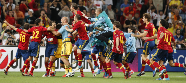 Spain players celebrate after winning the penalty shootout on Wednesday.  (AP-Yonhap News)