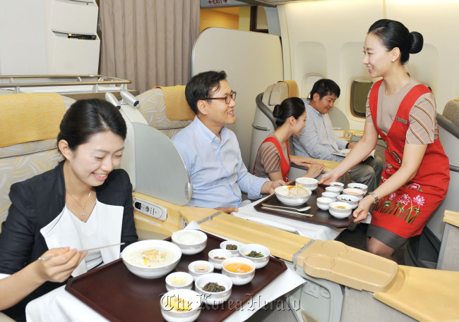 Asiana Airlines flight attendants serve the airline’s special summer in-flight meal. Asiana Airlines