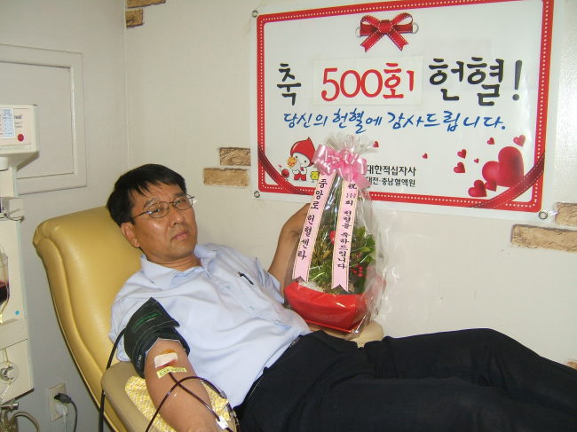 따끔한 이웃사랑 실천…충남도 최문희주무관 ‘헌혈 500회 돌파’
