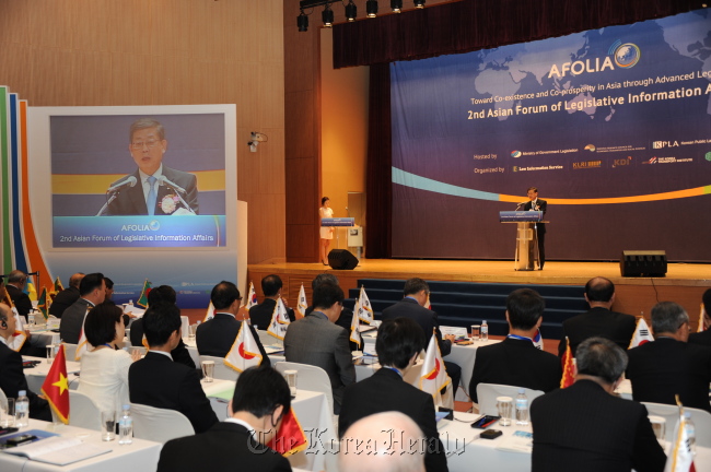Prime Minister Kim Hwang-sik delivers a speech at the 2nd Asian Forum of Legislative Information Affairs at KINTEX in Goyang, Gyeonggi Province on Wednesday.  Ministry of Government Legislation