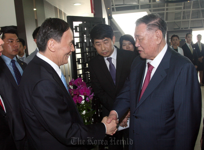 Hyundai Motor Group chairman Chung Mong-koo (right) shakes hands with Chinese Vice Premier Wang Qishan before having a luncheon organized by the Yeosu Expo organizing committee in Yeosu, Thursday.     Hyundai Motor