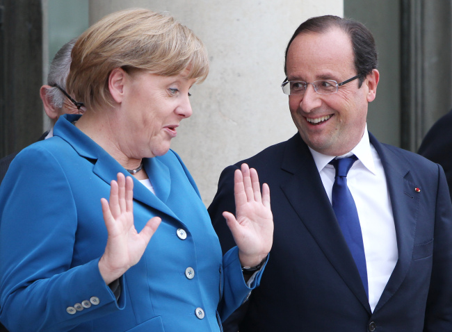 French President Francois Hollande (right) welcomes visiting German Chancellor Angela Merkel at the Elysee presidential palace in Paris on Wednesday.  (Xinhua-Yonhap News)