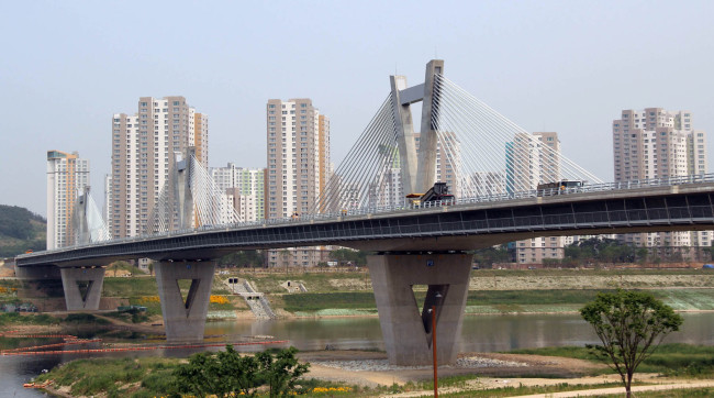The first housing district of Sejong City is seen behind a bridge.   ( Yonhap News)