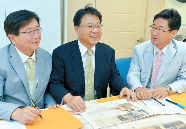 Hwang Chang-young (right), senior director of strategy marketing at Herald Media, Park Heung-soo (center), professor of marketing at Yonsei University School of Business, and Lim Young-kyun, professor of marketing at Kwangwoon University, look over candidates for the awards. (The Korea Herald)