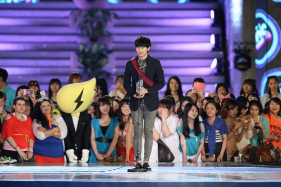 김수현, 탤런트/[20‘s 초이스] 김수현 2관왕 ’20대 품었다‘..가수들 배려 못한 아쉬운 축제