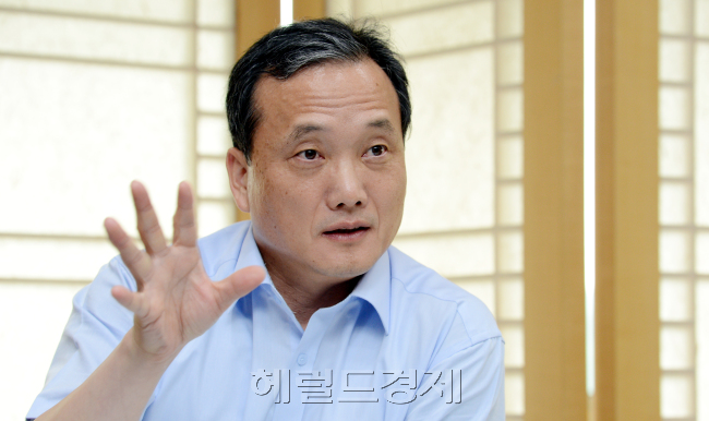 이태용 디자인진흥원장 인터뷰./ 안훈기자 rosedale@ 2012.06.26
이태용 디자인진흥원장 인터뷰./ 안훈기자 rosedale@ 2012.06.26
이태용 디자인진흥원장 인터뷰./ 안훈기자 rosedale@ 2012.06.26