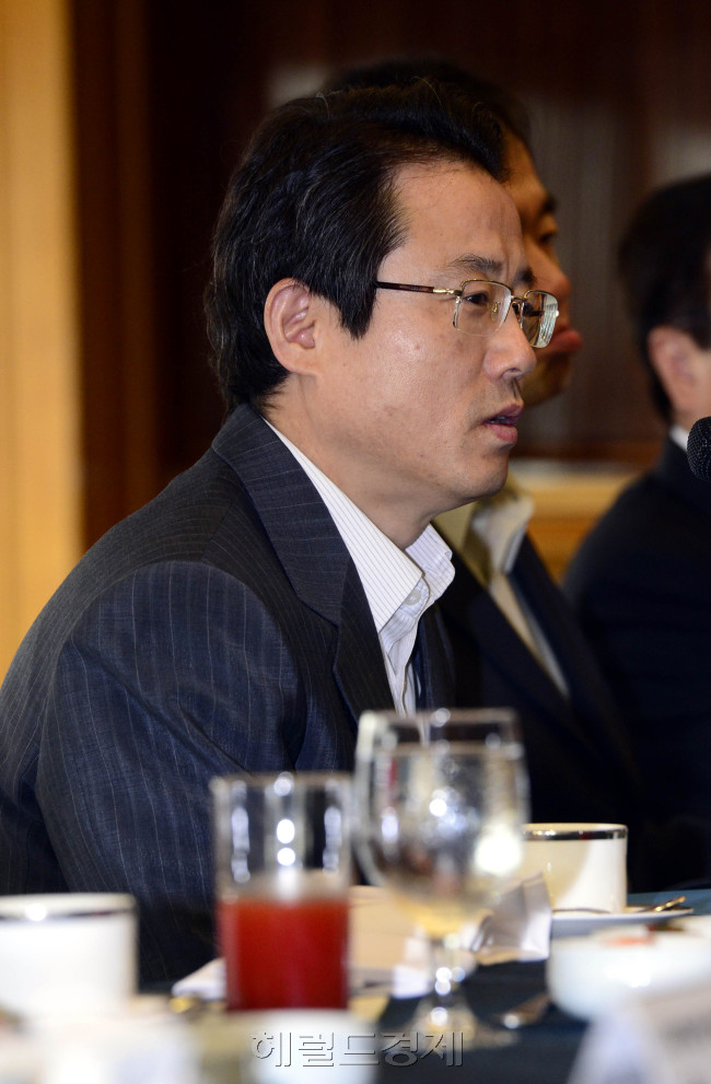 권혁세 금융감독원장이 29일 오전 서울 중구 명동 은행연합회관에서 보험사 사장단과 가진 간담회에서 인사말을 하고 있다. 이 날 권원장은 올 하반기 자동차보험료를 추가로 내리라고 요구했다. 박해묵 기자/mook@heraldm.com
권혁세 금융감독원장이 29일 오전 서울 중구 명동 은행연합회관에서 보험사 사장단과 가진 간담회에서 인사말을 하고 있다. 이 날 권원장은 올 하반기 자동차보험료를 추가로 내리라고 요구했다. 박해묵 기자/mook@heraldm.com
권혁세 금융감독원장이 29일 오전 서울 중구 명동 은행연합회관에서 보험사 사장단과 가진 간담회에서 인사말을 하고 있다. 이 날 권원장은 올 하반기 자동차보험료를 추가로 내리라고 요구했다. 박해묵 기자/mook@heraldm.com