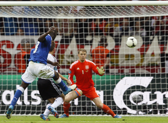 <YONHAP PHOTO-0492> Italy's Mario Balotelli scores his side's second goal during the Euro 2012 soccer championship semifinal match between Germany and Italy in Warsaw, Poland, Thursday, June 28, 2012. (AP Photo/Frank Augstein) /2012-06-29 07:13:56/ <저작권자 ⓒ 1980-2012 ㈜연합뉴스. 무단 전재 재배포 금지.>
Italy’s Mario Balotelli scores his side’s second goal on Thursday.  AP-Yonhap News
