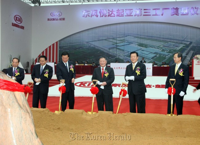 Hyundai Motor Group chairman Chung Mong-koo (fourth from left) poses with Chinese business leaders after shoveling sand during the ground-breaking ceremony for the third factory of Kia Motors, a unit of the auto giant, in Yancheng, China, on Friday.  Hyundai Motor
중국 3공장 기공식을 했다. 왼쪽 둘째부터 스허핑 장쑤성 부성장, 뤄즈쥔 장쑤성 서기, 정몽구 현대ㆍ기아차그룹 회장, 설영흥 현대기아차 부회장, 안총기 주상하이 총영사가 시삽을 뜬 후 기념촬영을 하고 있다