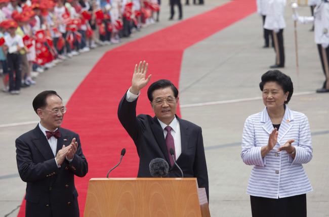 Hu Jintao, China's president (center) waves as Donald Tsang, Hong Kong's outgoing chief executive (left) and Liu Yandong, China’s state councilor, look on during a welcoming ceremony in Hong Kong, China, on Friday. (Bloomberg-Yonhap News)