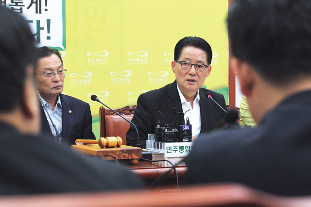 박지원, 민주통합당 (원내대표), 민주통합당 (최고위원), 민주통합당 (국회의원)/Opposition leader, Saenuri lawmaker face bribery probe